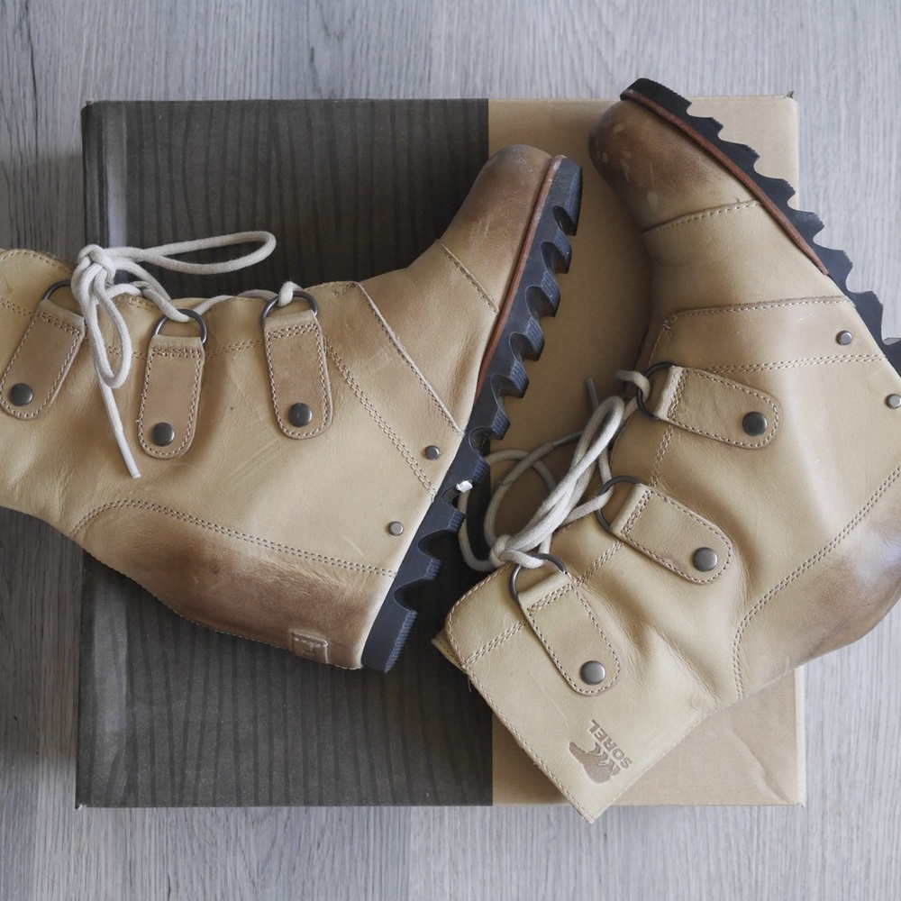 Sorel tan lace up waterproof leather wedge boots | size 6